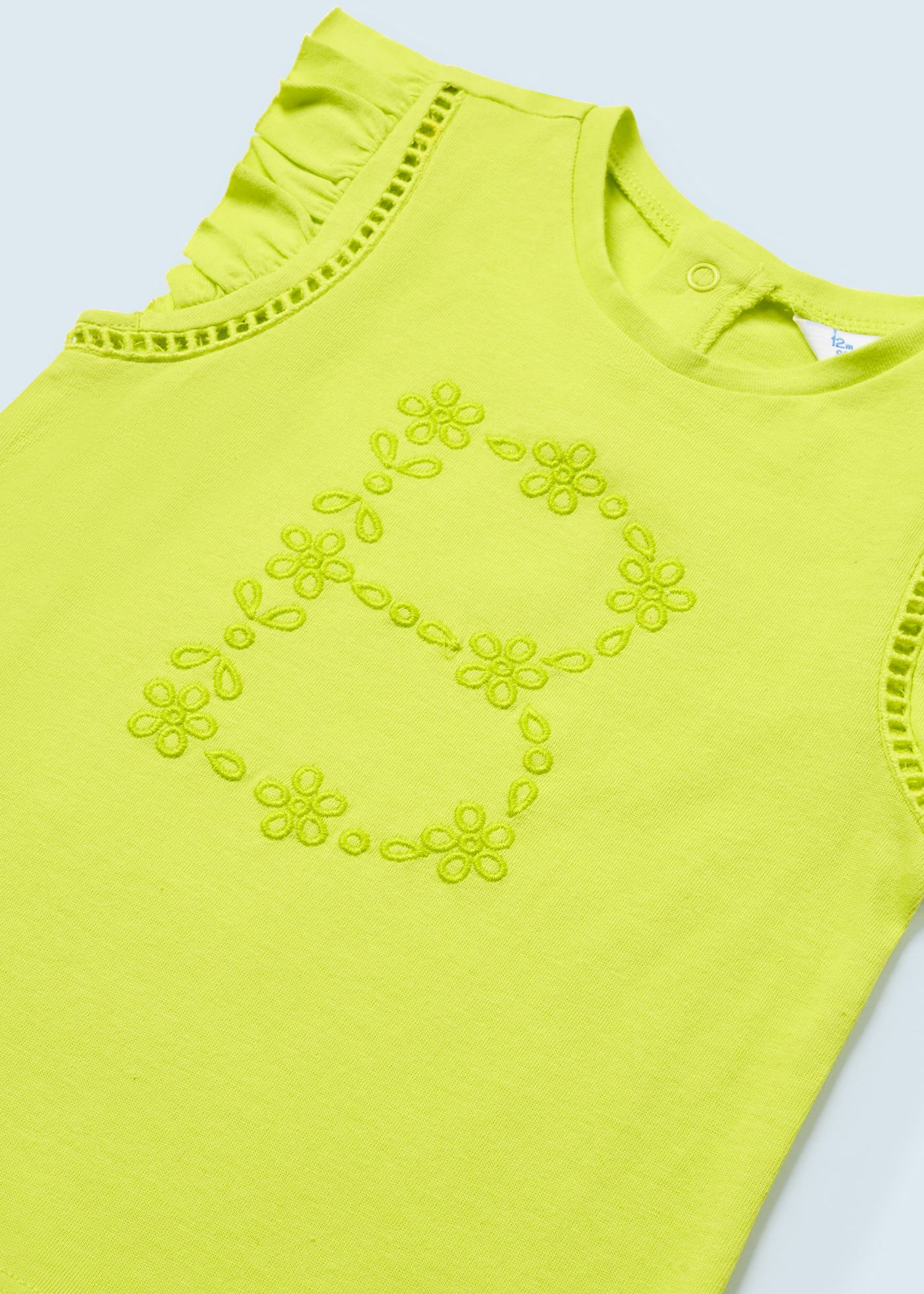 Camiseta infantil com bordado em algodão sustentável.