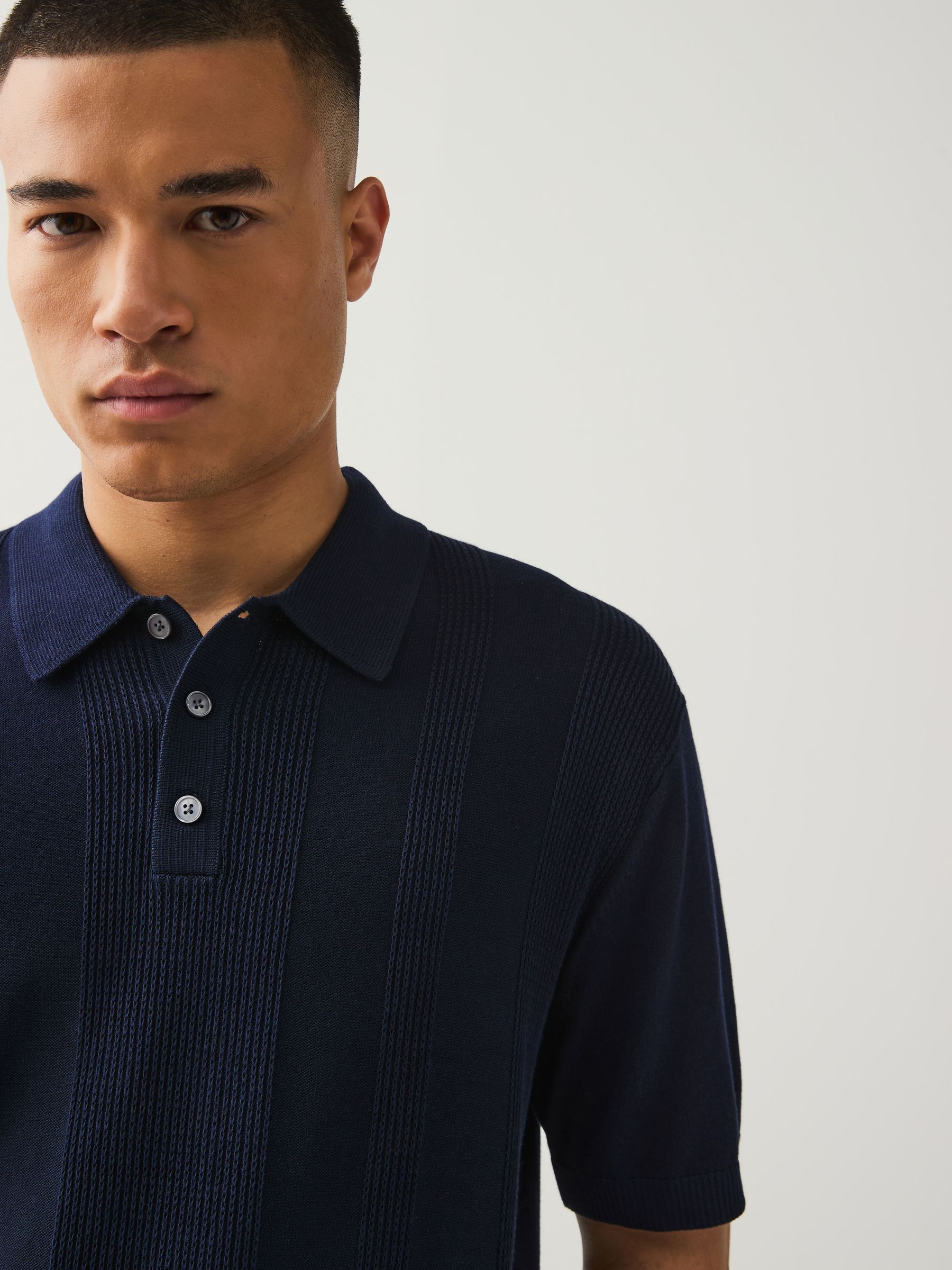 Marineblauw/naturel - Regular fit poloshirt met hoog katoengehalte, korte mouwen en gestructureerd breisel 2 stuks