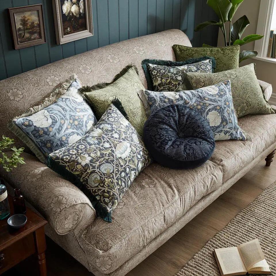 William Morris at Home Sierkussen Pimpernel Ink 40x60cm