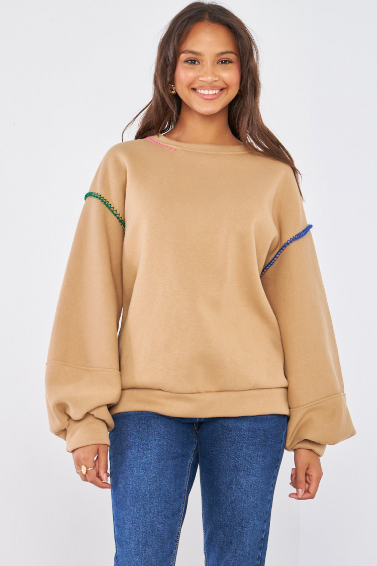 Pull beige foncé à empiècement couture colorés