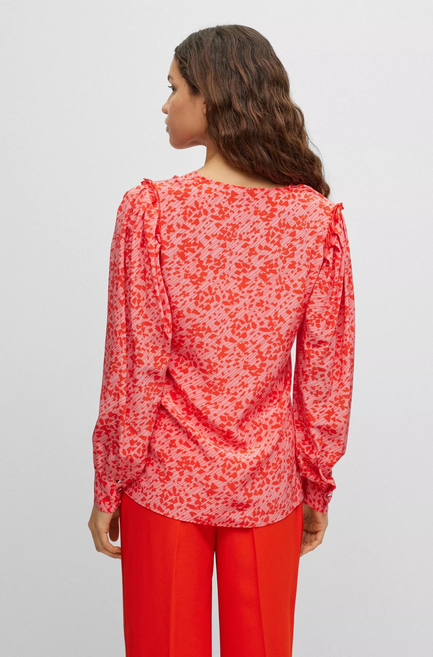 Blusa BOSS preta com decote em V em seda estampada.