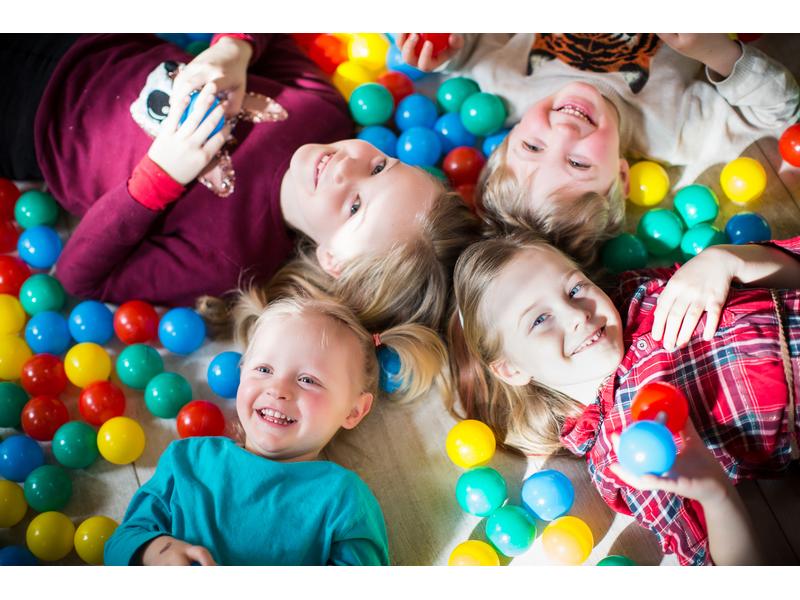 Knorrtoys Bälle Bunt 300 Stück Bunte Plastikbälle ohne gefährliche Weichmacher