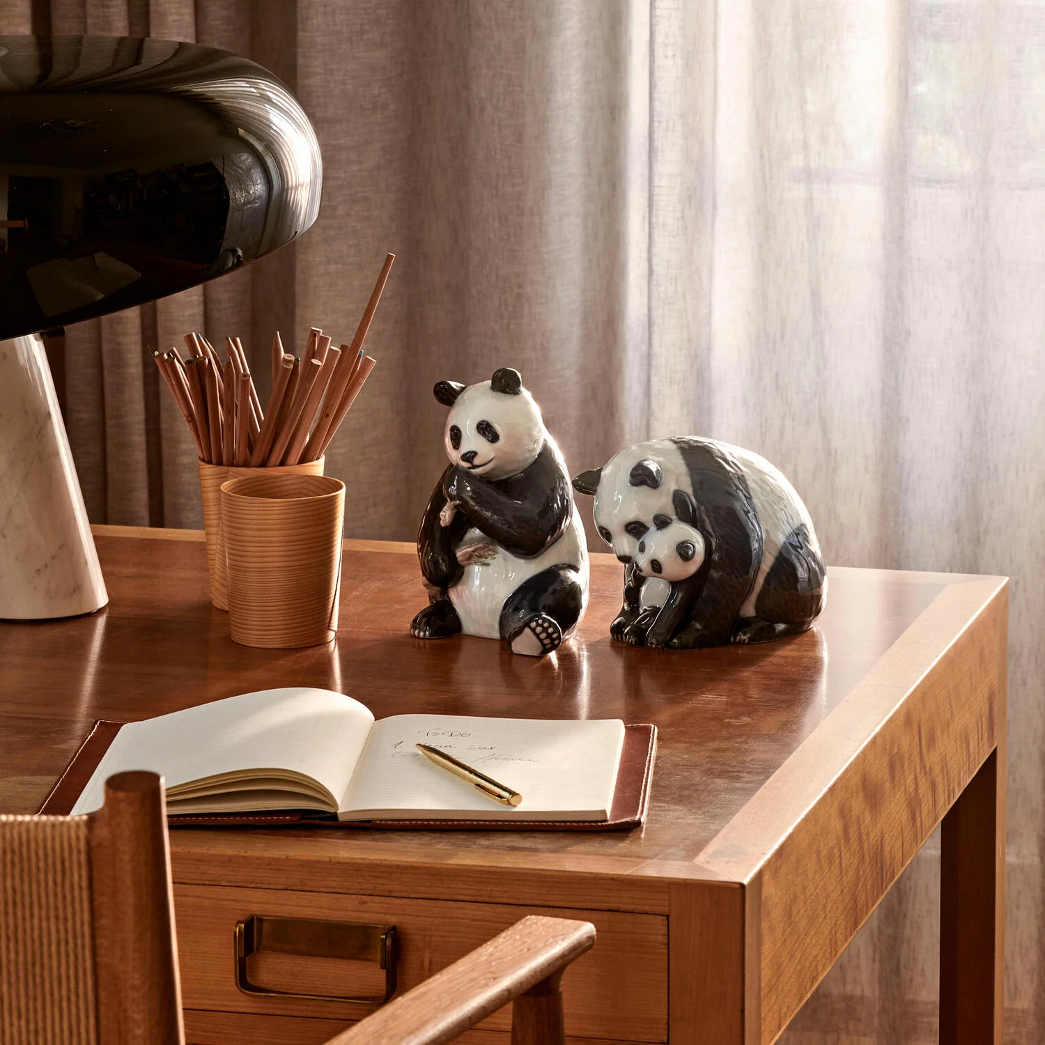 Royal Copenhagen  Spisende Panda figur - H18 cm.