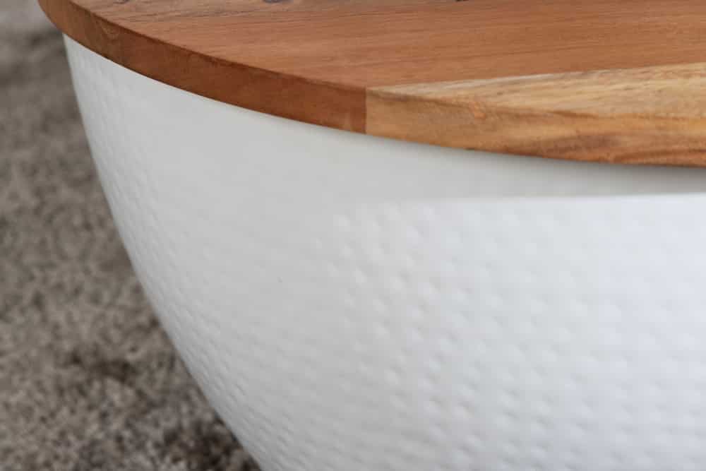 Runder Couchtisch ORIENT STORAGE 60cm weiß Akazienholz mit Stauraum Hammerschlag handmade