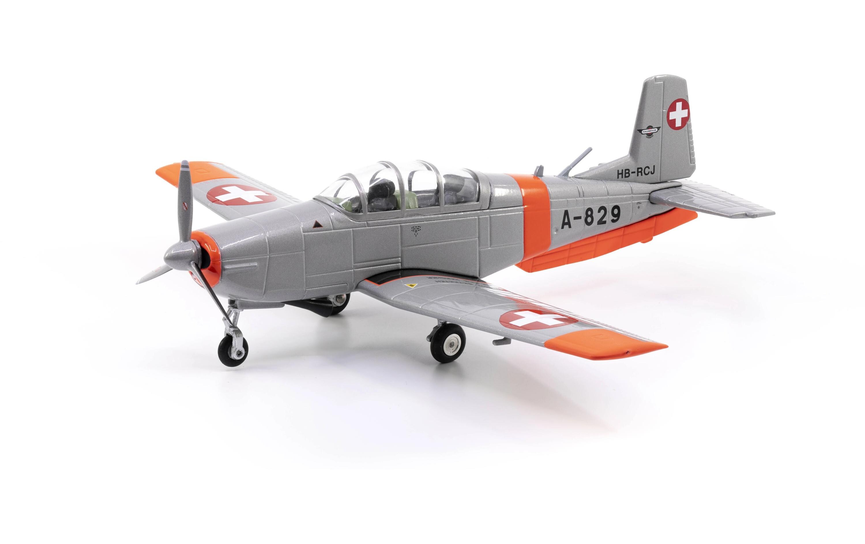 Pilatus P-3 A-829 inkl. Chromständer 1:72Flugzeugmodell Pilatus P-3 mit Chromständer