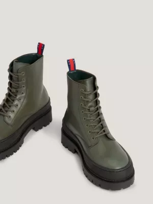 Botas de couro com travas e cadarço
