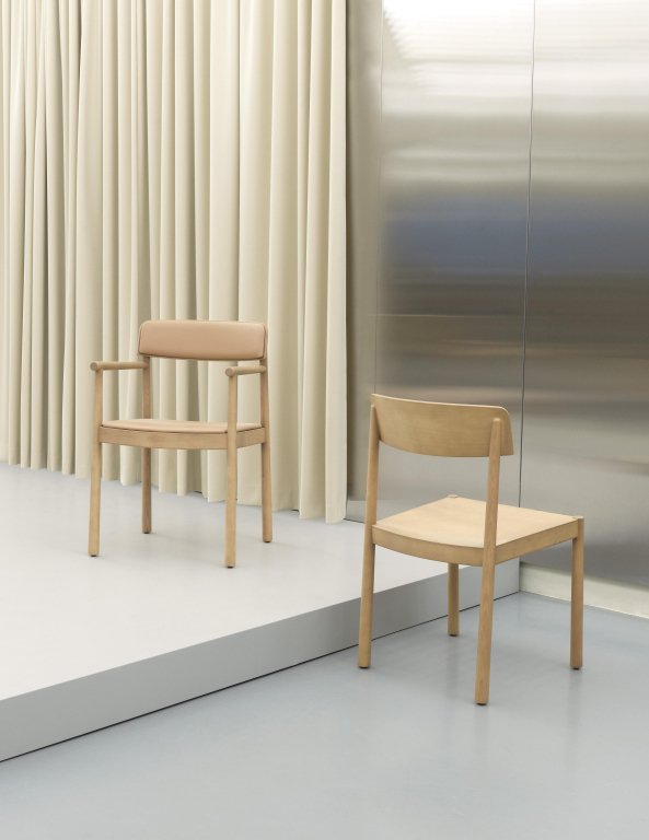 Normann Copenhagen Timb eetkamerstoel met armleuning bruin