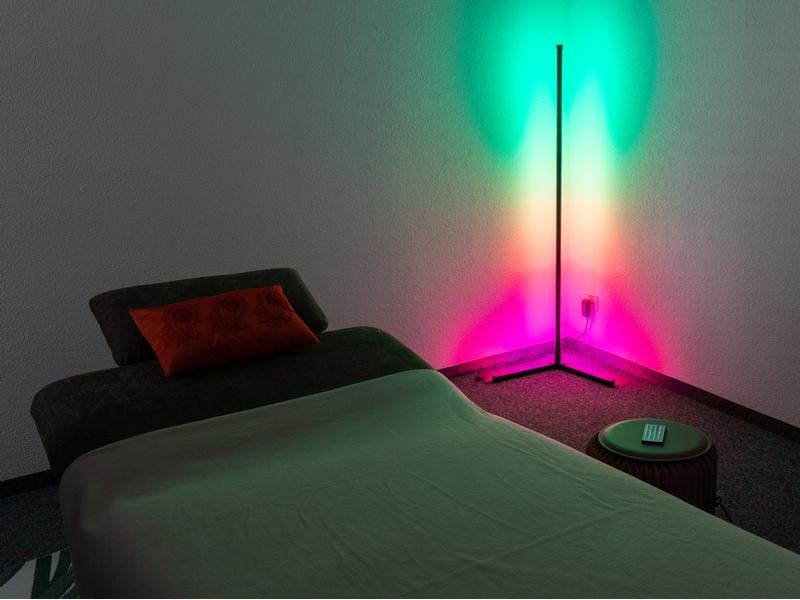 FTM Stehleuchte LED Ambilight, Triangle, RGBW, Schwarz Steuerbare Stehlampe mit variabler Farbtemperatur