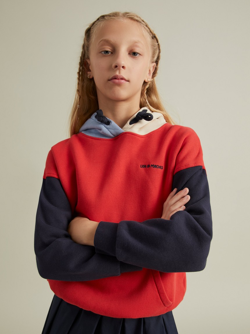 Sweater color block com capuz