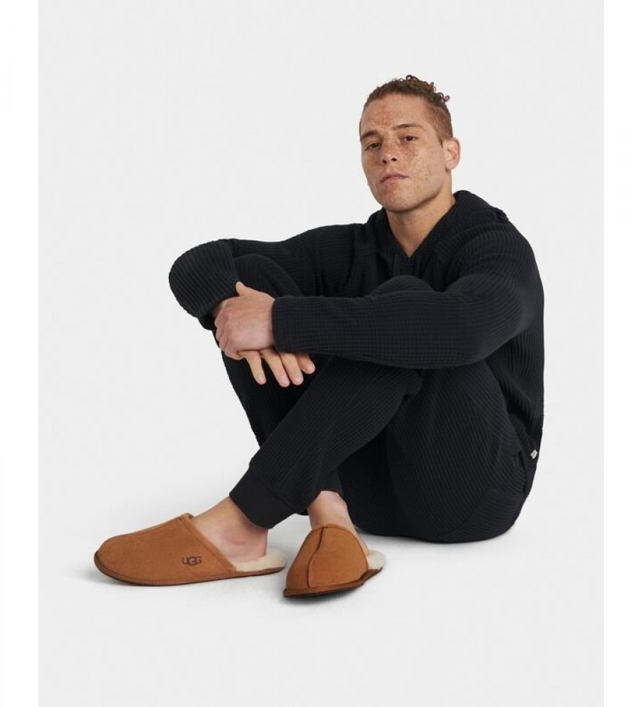 Pantufas UGG M Scuff em couro marrom para uso doméstico