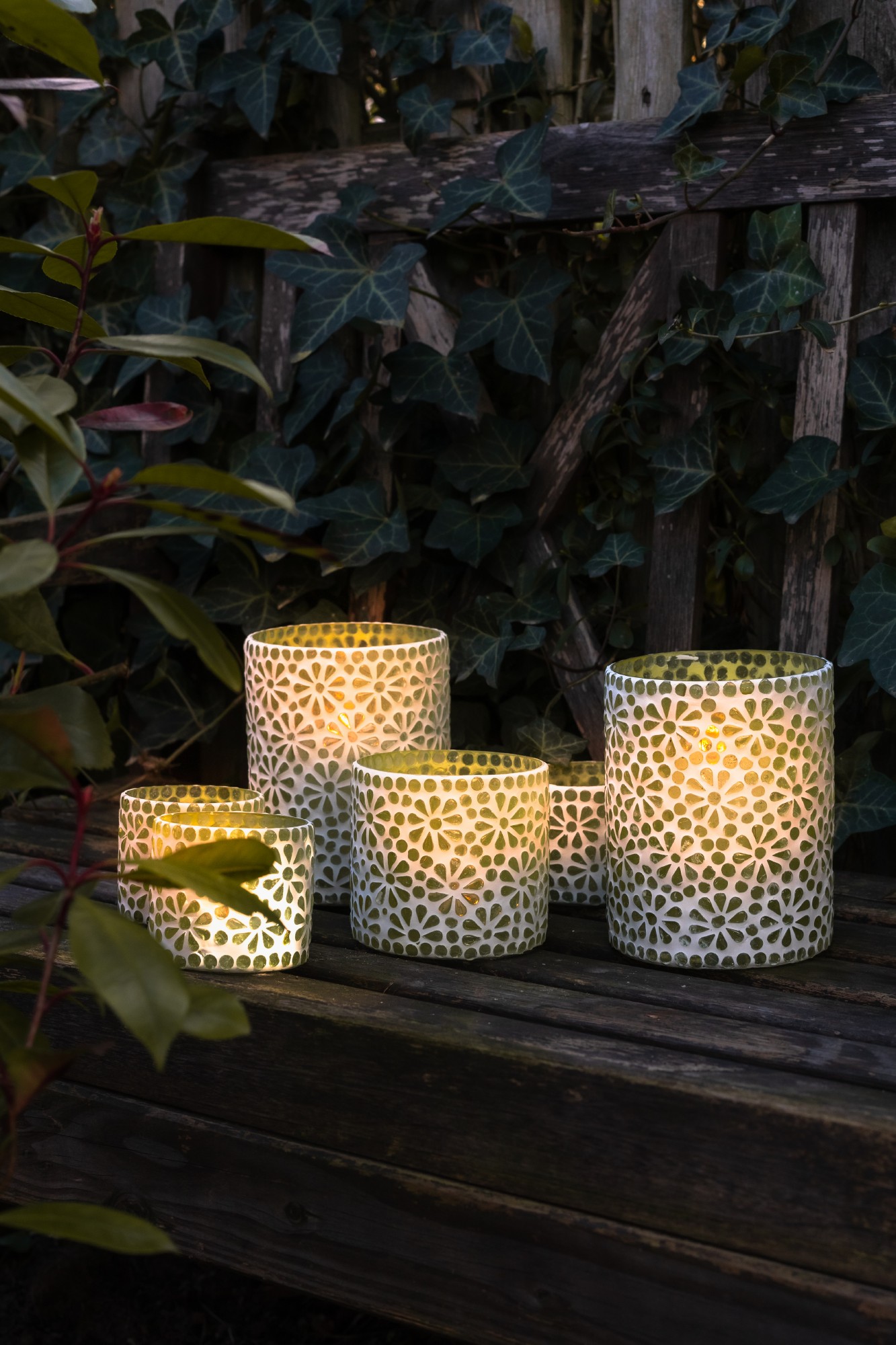 Windlicht 'Blumen-Mosaik', weiß-grün, Ø 10 cm, H 10 cm von fischer's lagerhaus