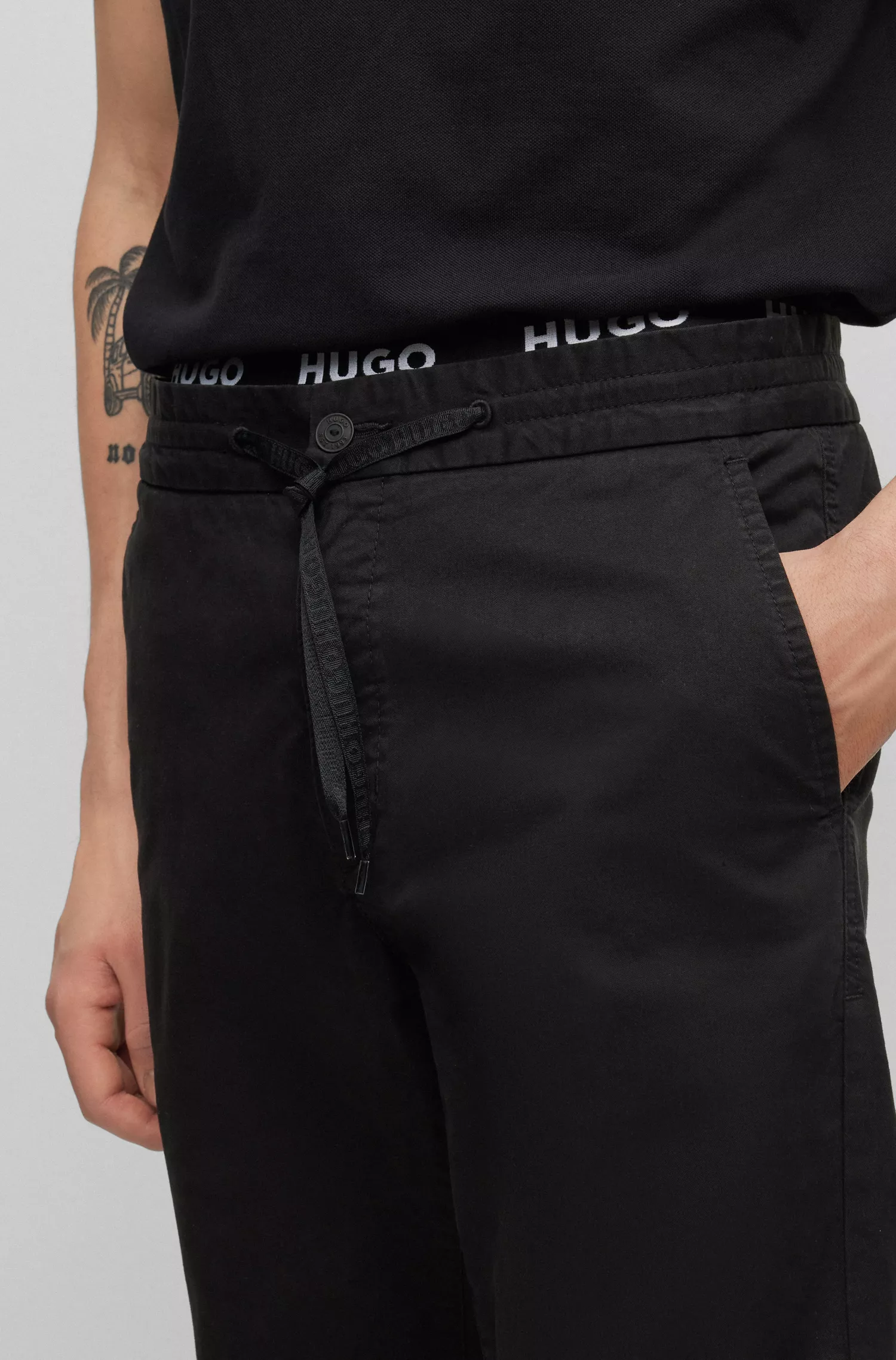 Calças HUGO vermelhas com punhos dobrados e corte slim em gabardine de algodão elástico.