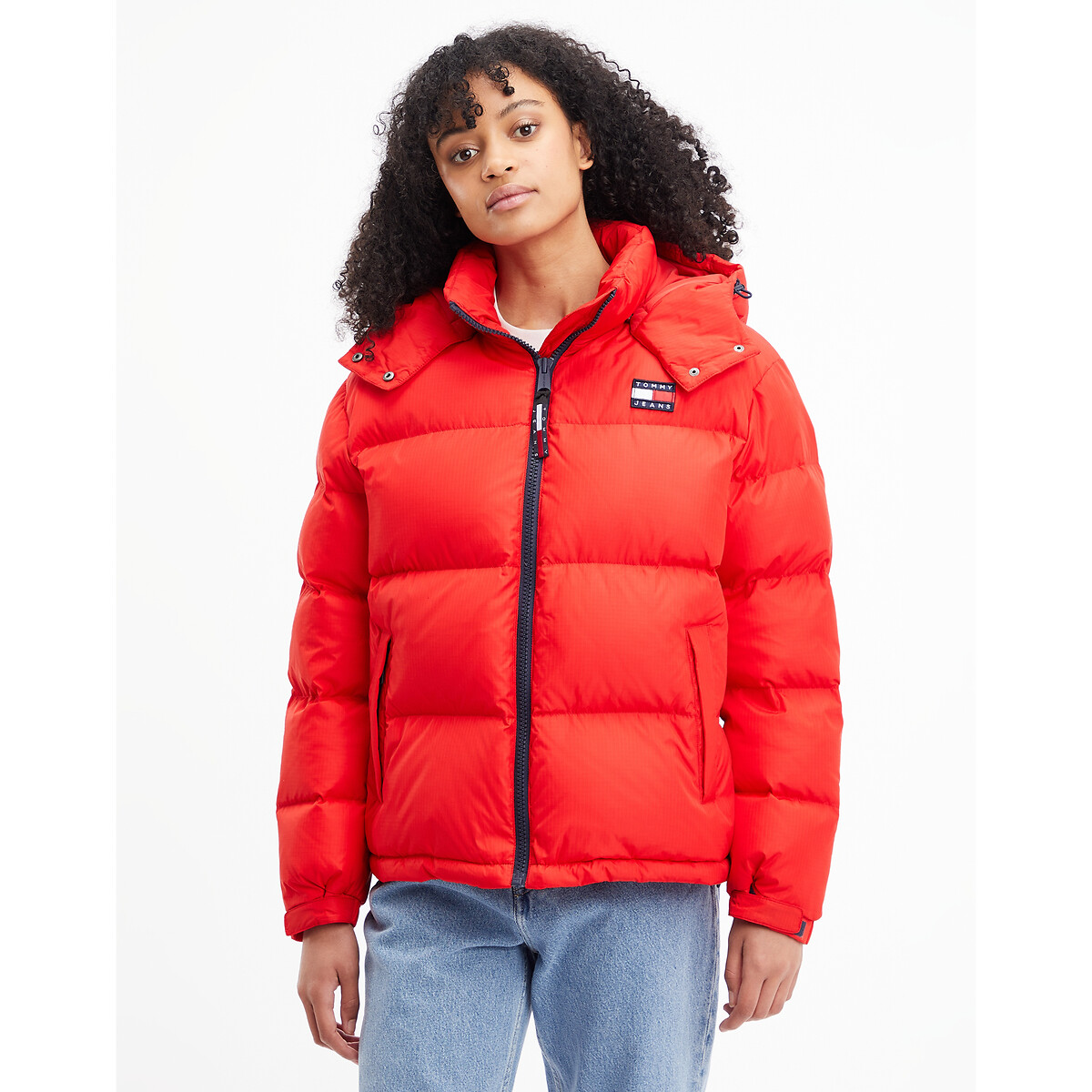 TOMMY JEANS<br>Jaqueta curta de plumas com capuz