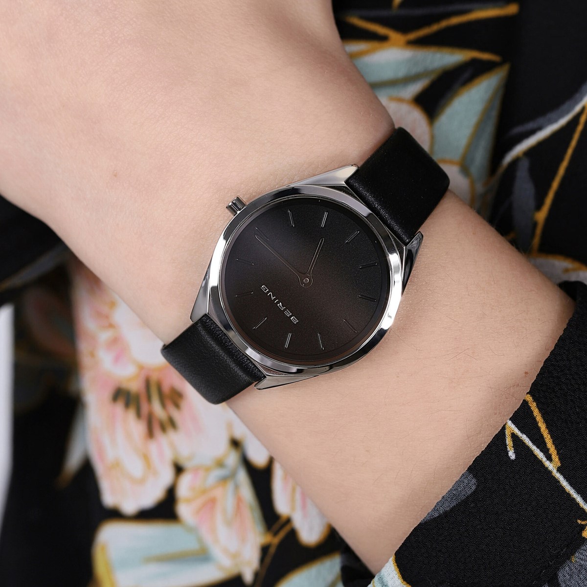 Montre femme Bering ultra slim cuir noir