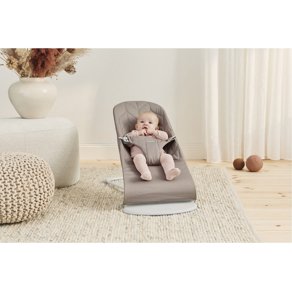 Køb BabyBjörn Sand Grey Skråstol Bliss Blomsterbladsquilt