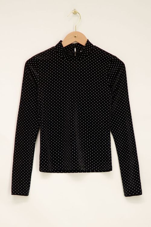 Zwarte top met studs en opstaande kraag