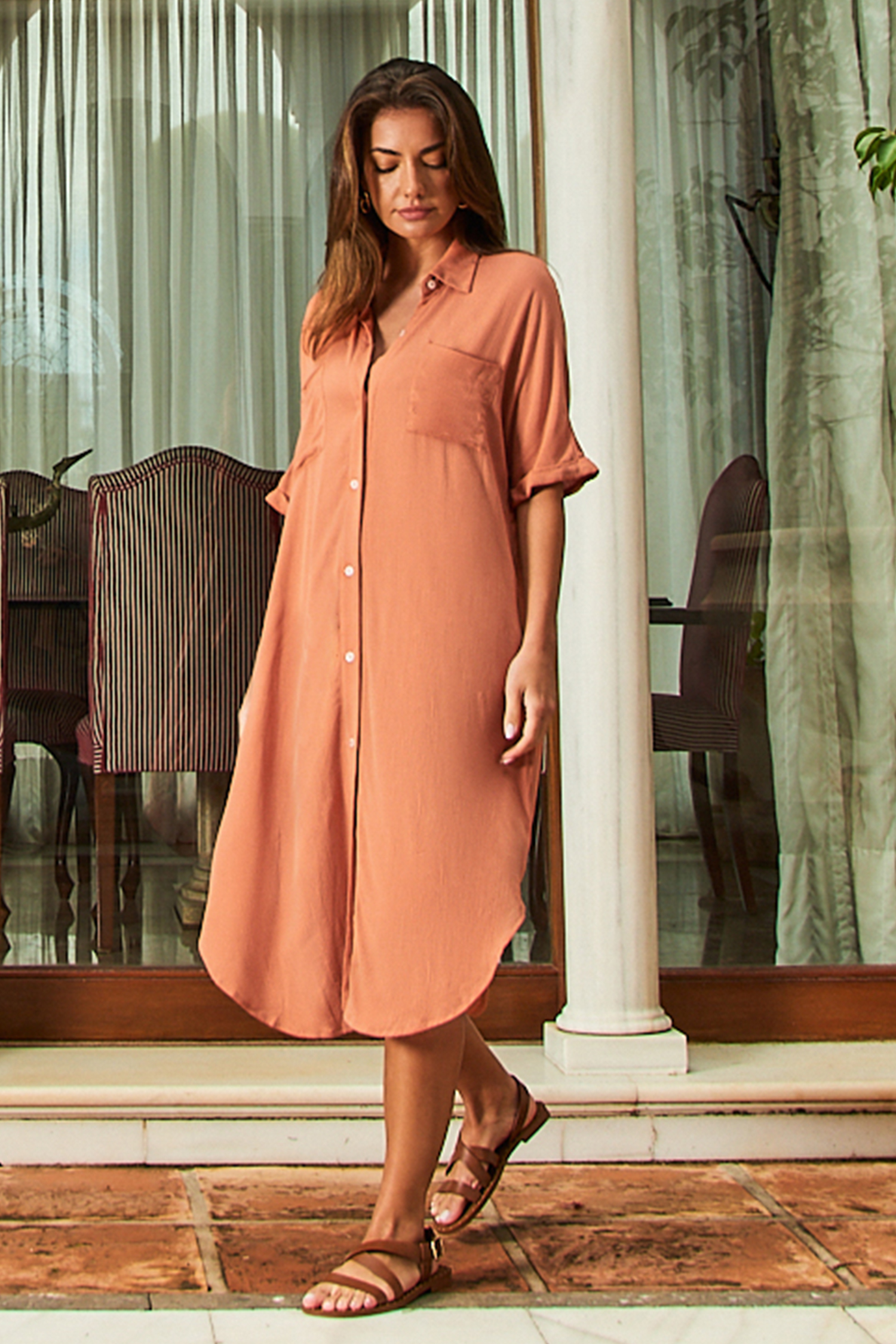 Robe chemise asymétrique à boutons sur le devant orange brûlé