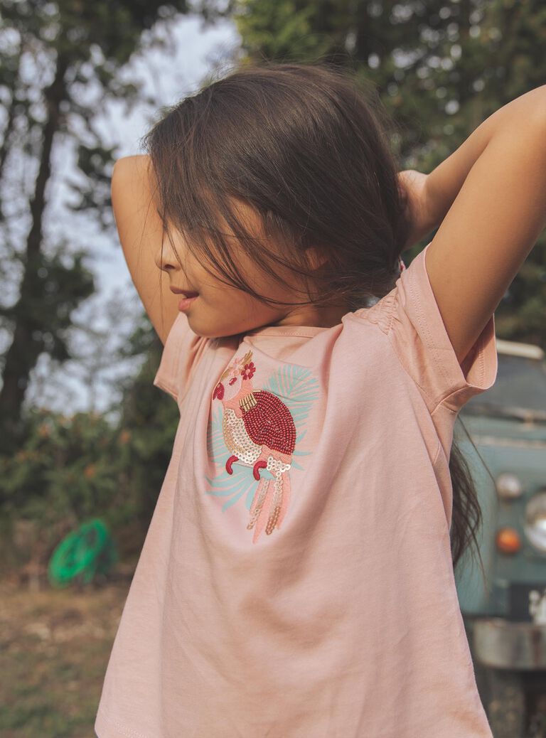T-shirt rose pâle avec perroquet