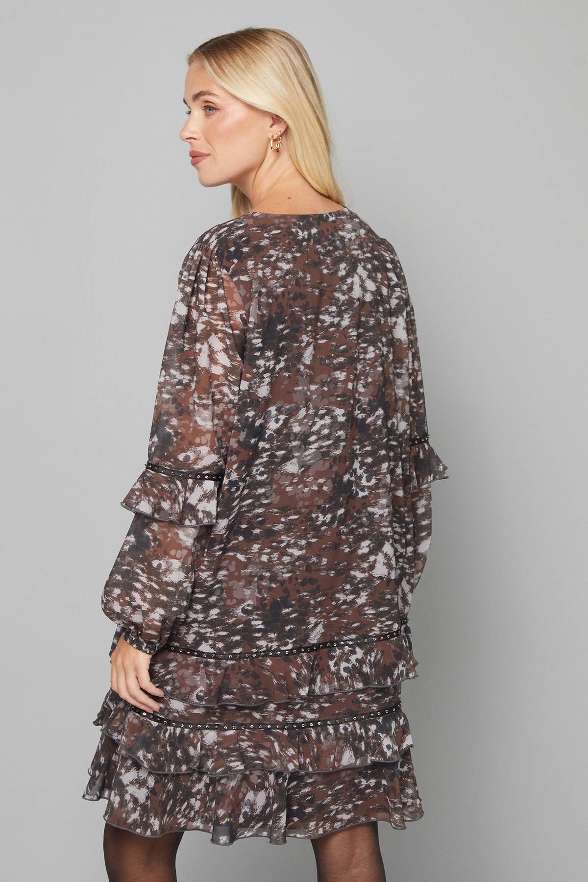 Wallis ROBE DROITE PETITE À IMPRIMÉ ABSTRAIT AVEC VOLANTS ET ORNEMENTS