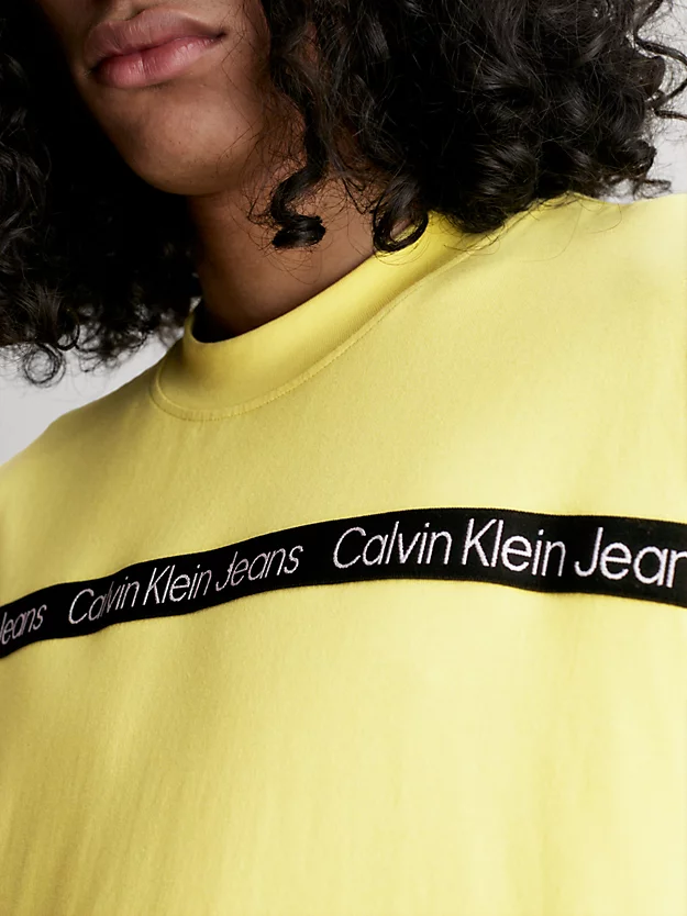 Camiseta com fita adesiva com logo