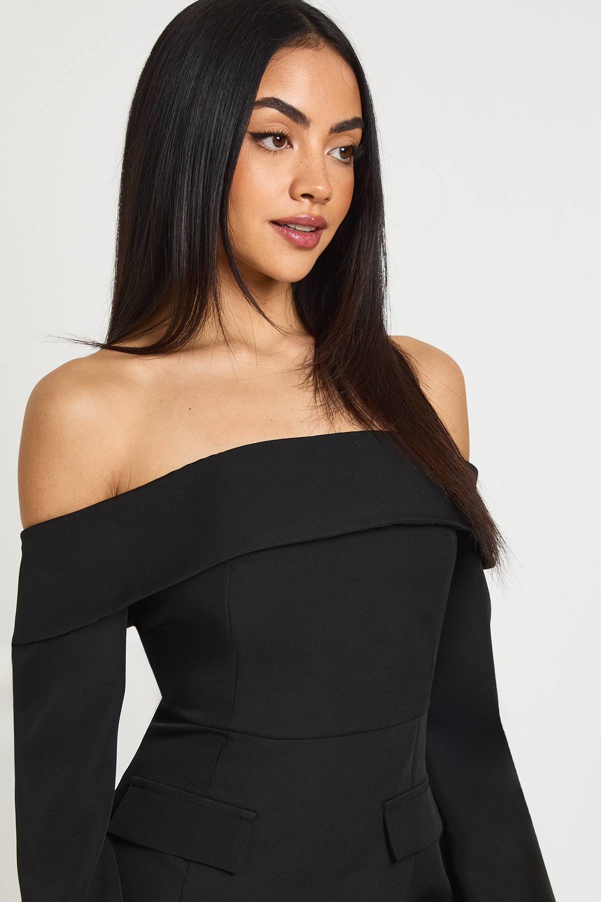 boohoo Robe Mini Structurée Petite Taille À Encolure Bardot