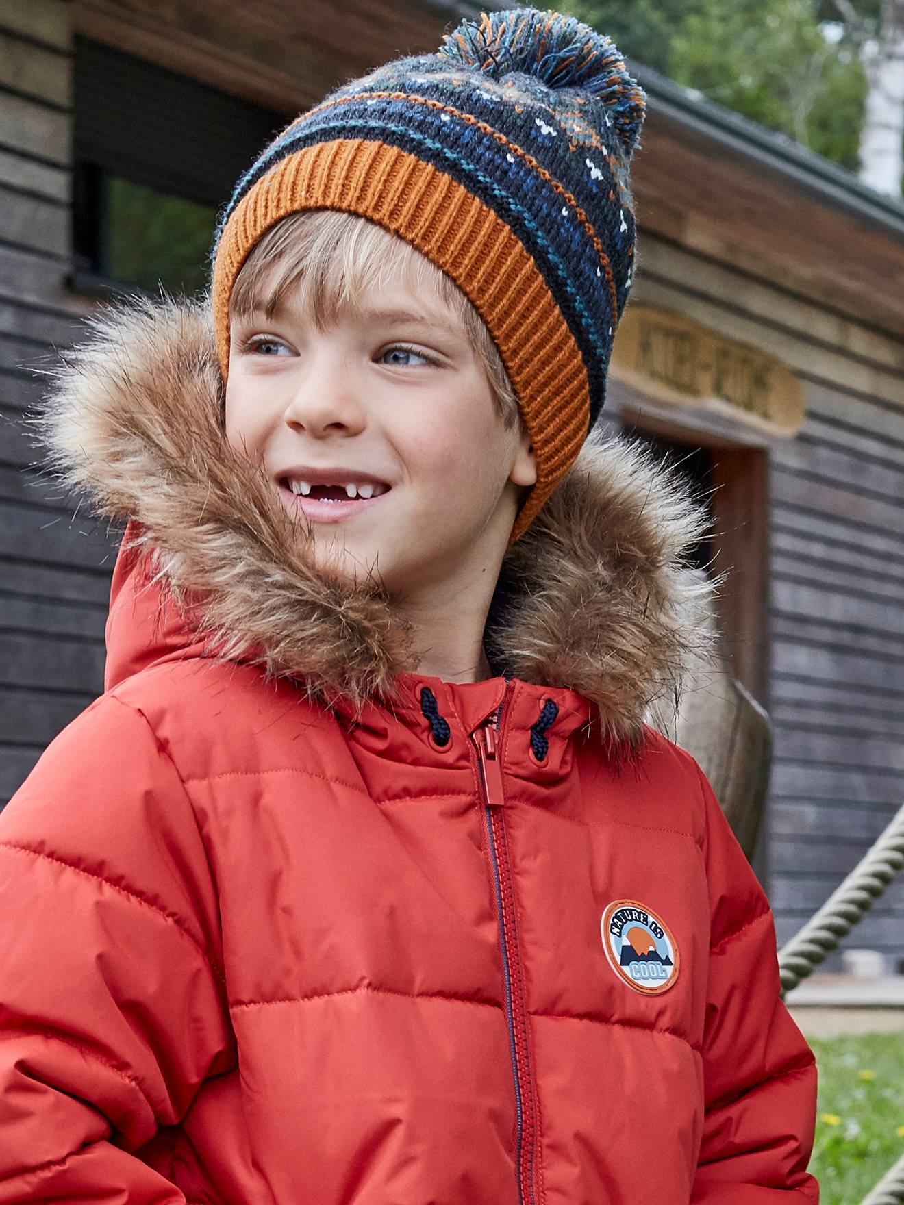 Jaqueta acolchoada com capuz e forro de lã polar laranja liso tamanho médio com estampas.