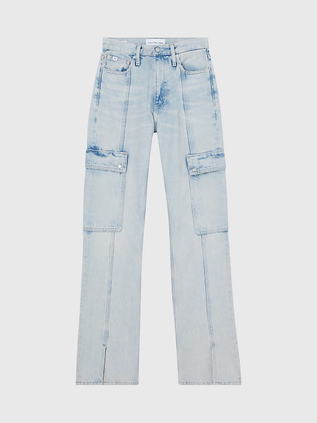 Calça jeans cargo boca de sino com fenda na barra.
