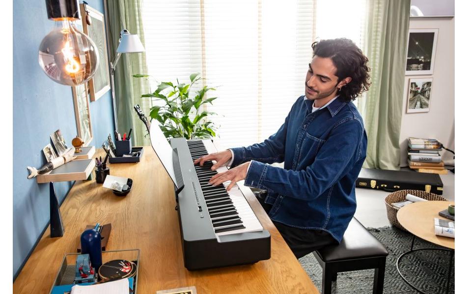 E-Piano P-225B<br>Kompaktes Digitalpiano mit Klang und Funktionen für fortgeschrittene Spieler