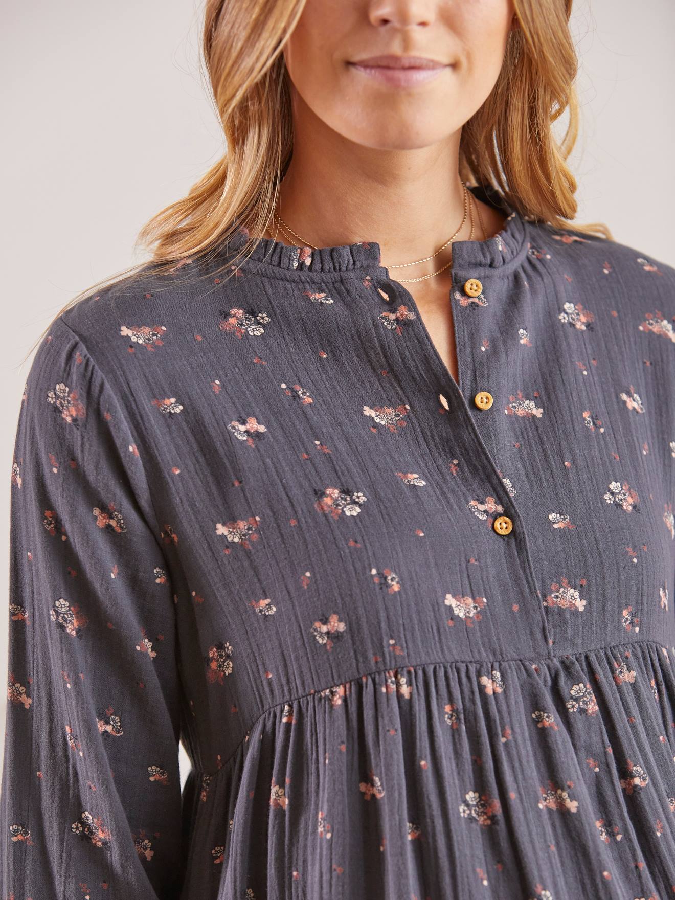 Vestido de maternidade e amamentação em chiffon de algodão estampado cinza escuro
