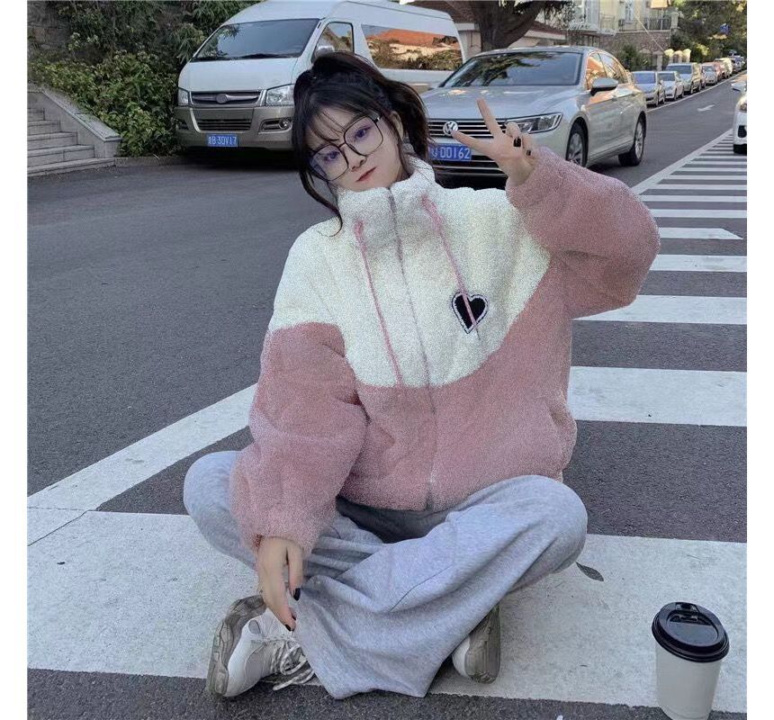 CRIBI - Tweekleurige ritsjas met geborduurd imitatiebont en hartmotief