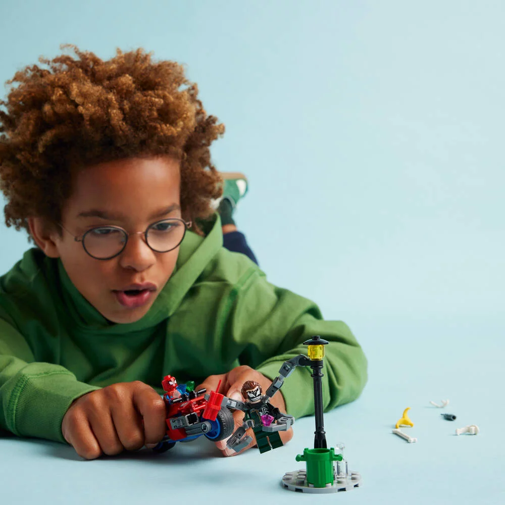 LEGO®MARVEL SUPER HEROES 76275 - LA COURSE POURSUITE EN MOTO SPIDER MAN CONTRE DOCTEUR OCTOPUS