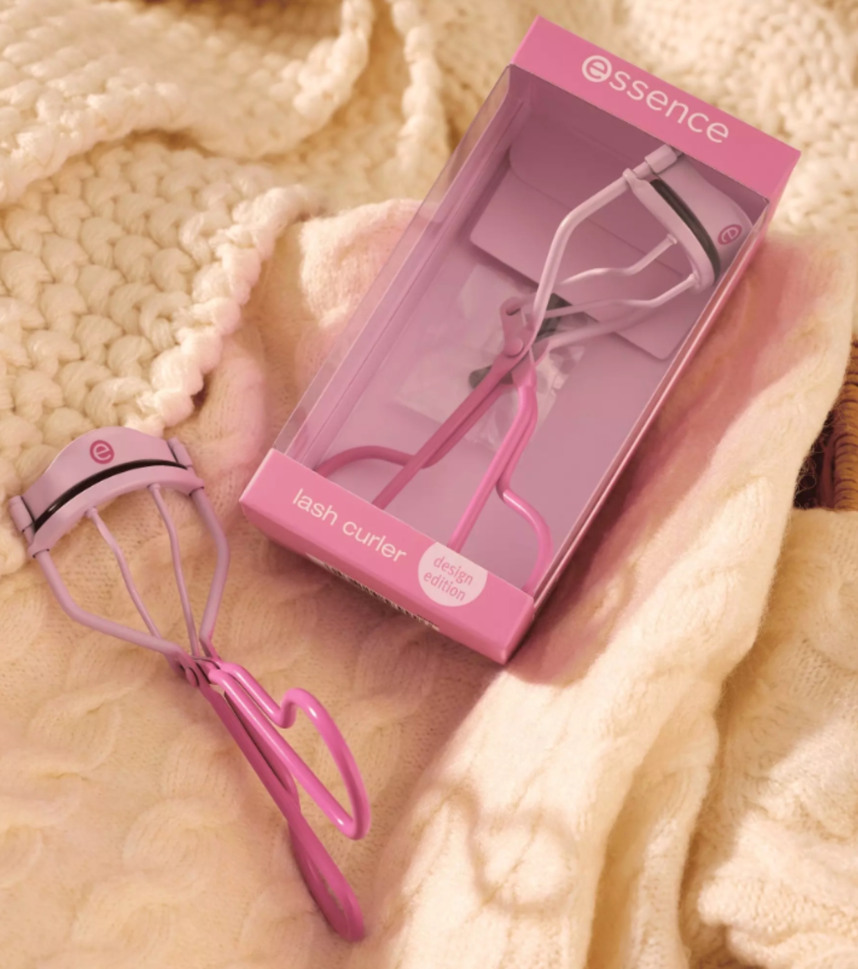 essence - *Feelin' Comfy* - Curvador de cílios