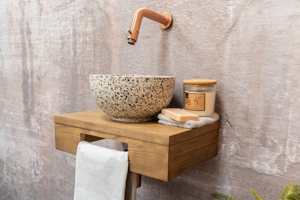 Saniclear Seba fonteinset met bruin eiken plank, zwart-witte terrazzo waskom en koperen kraan voor in het toilet