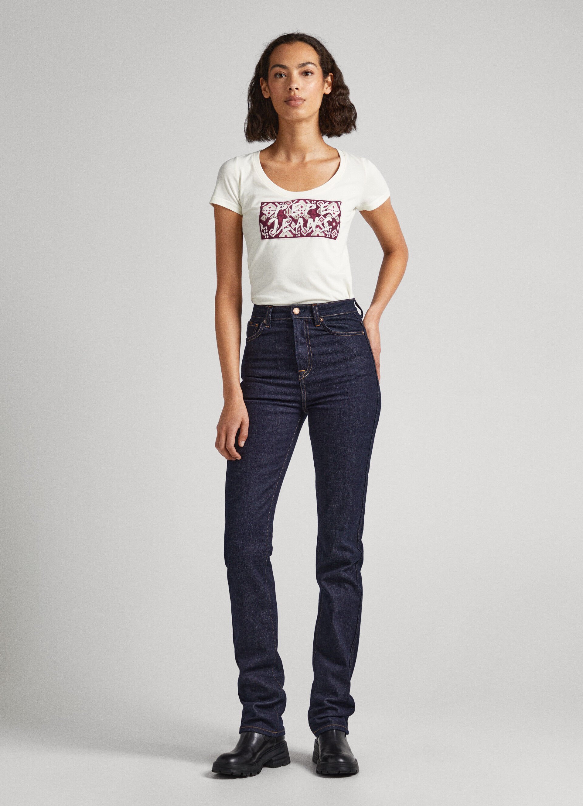 CAMISETA COM LOGOTIPO ESTAMPADO - branca mousse