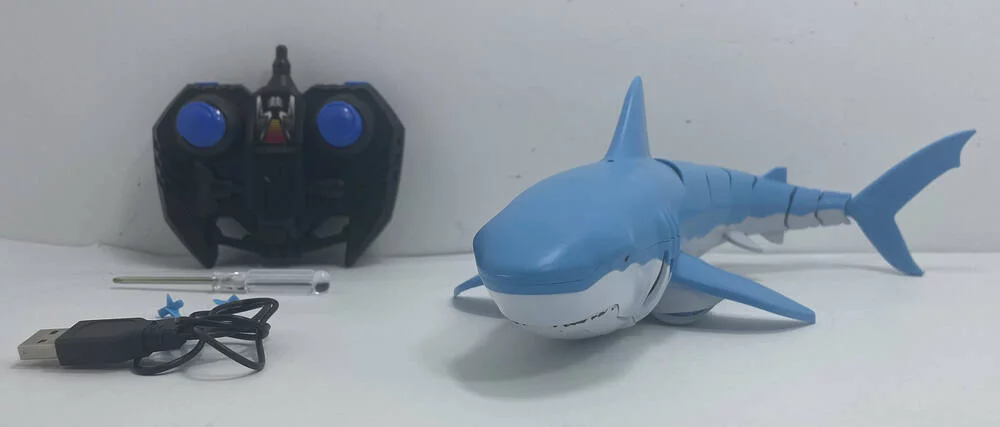 MON REQUIN BLANC RADIOCOMMANDE