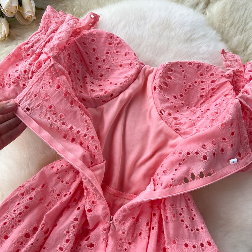 Lucuna - A-lijn maxi-jurk met korte mouwen en off-shoulder, effen borduursel en oogjes