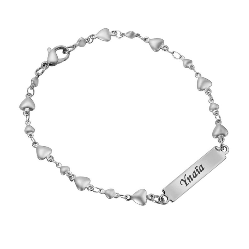 Bracelet suite de coeurs avec plaque acier prénom gravure personnalisée