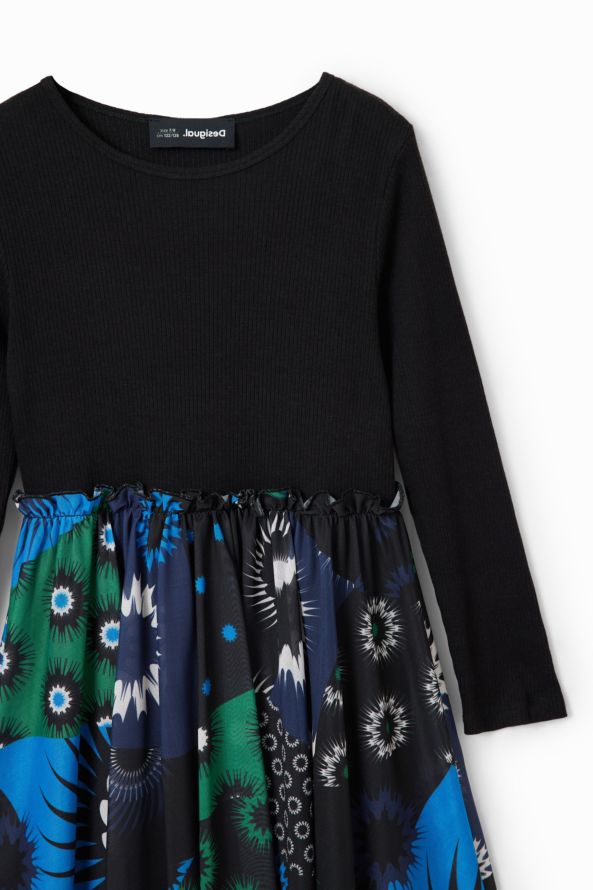 vestido com aplicações geométricas