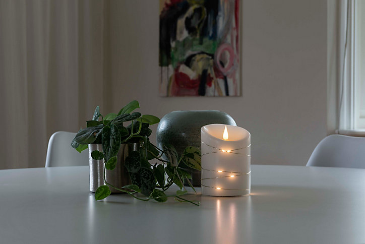 Bougie à LED aspect cire autour d'un fil