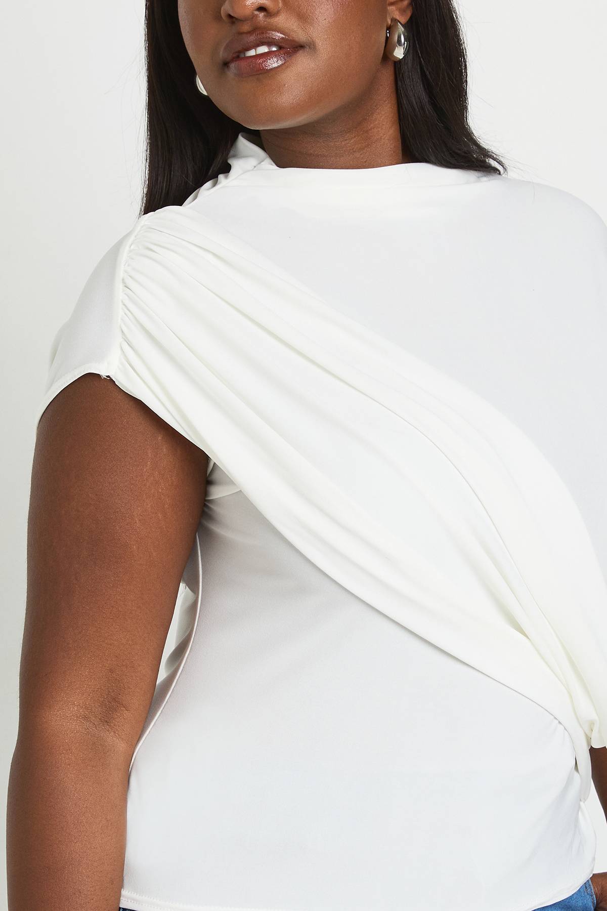 boohoo Haut Grande Taille À Manches Courtes Avec Détail Drapé Effet Slinky