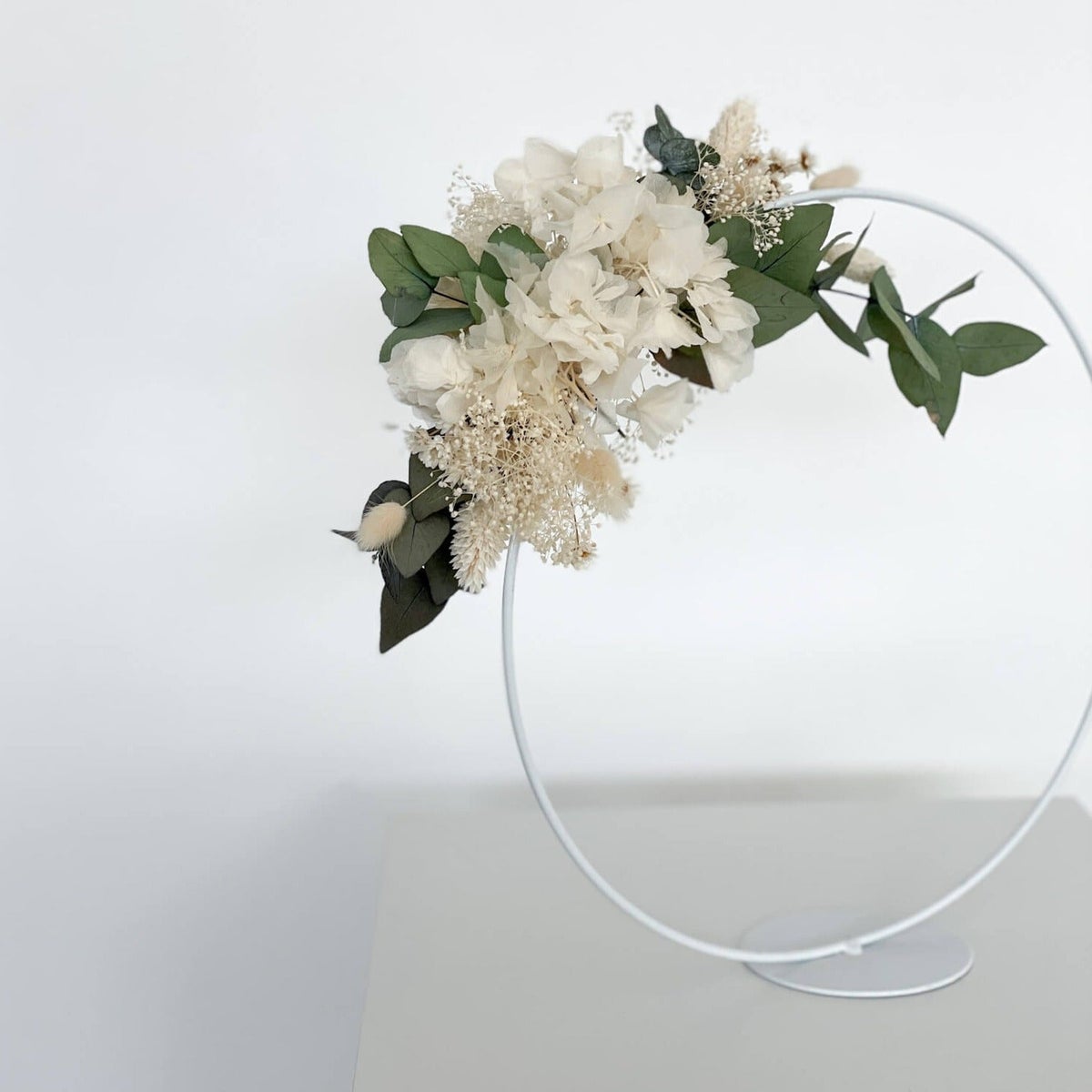 Gedroogde bloemenkrans, eucalyptus, hortensia, staand