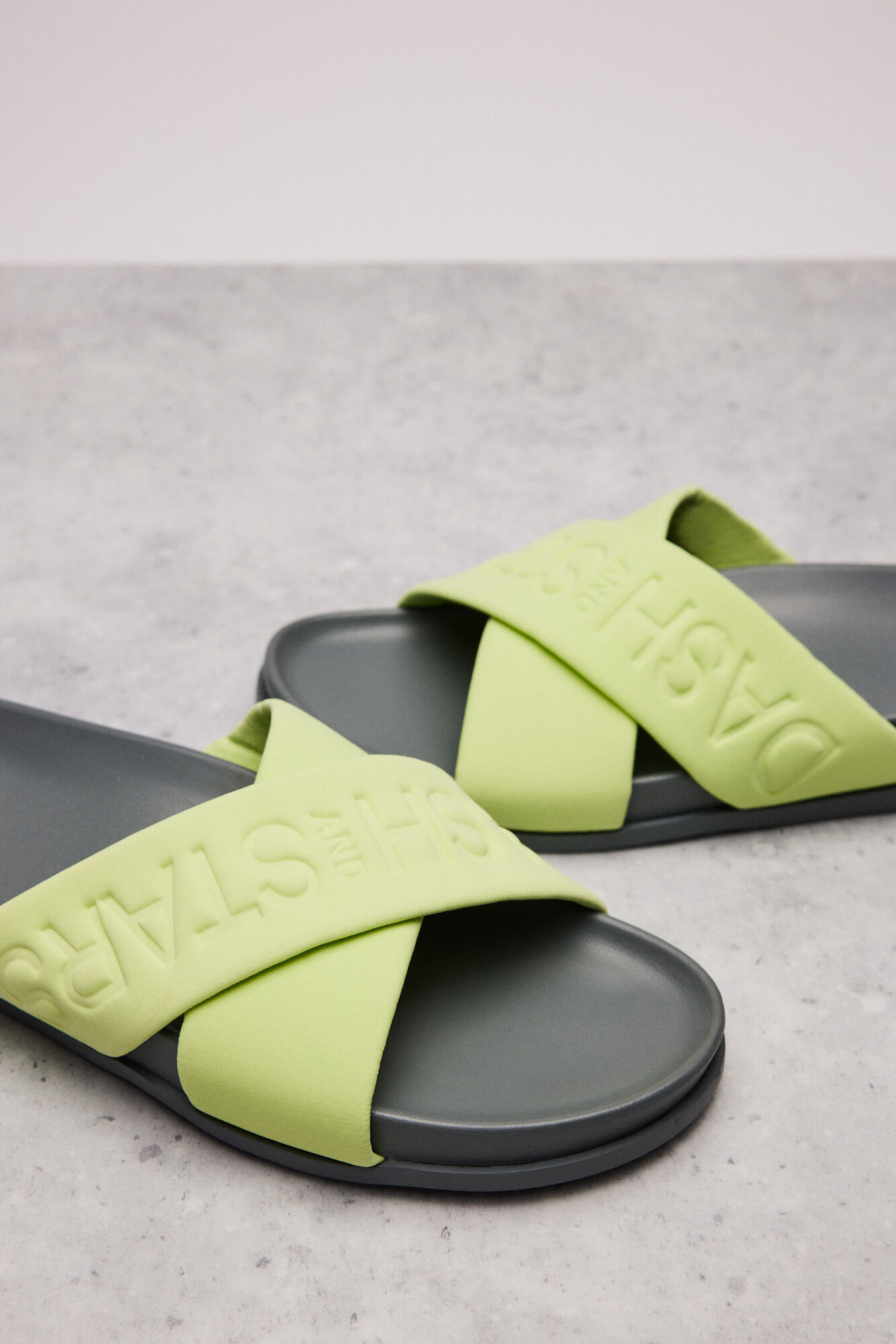 Chinelo de dedo com tira cruzada e logotipo