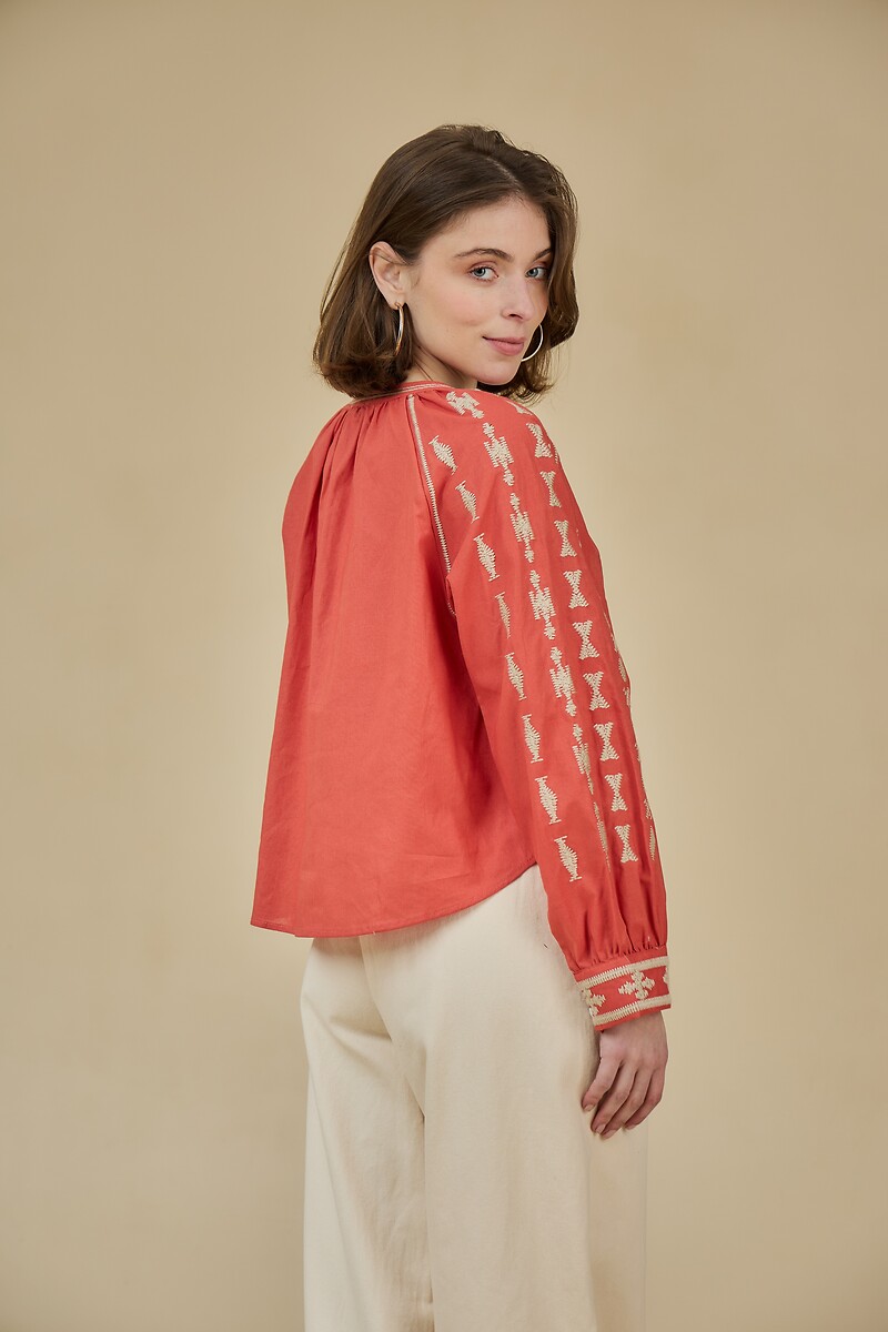 ATÉ BREVE<br>Blusa de mangas compridas e decote em V bordada com motivos étnicos