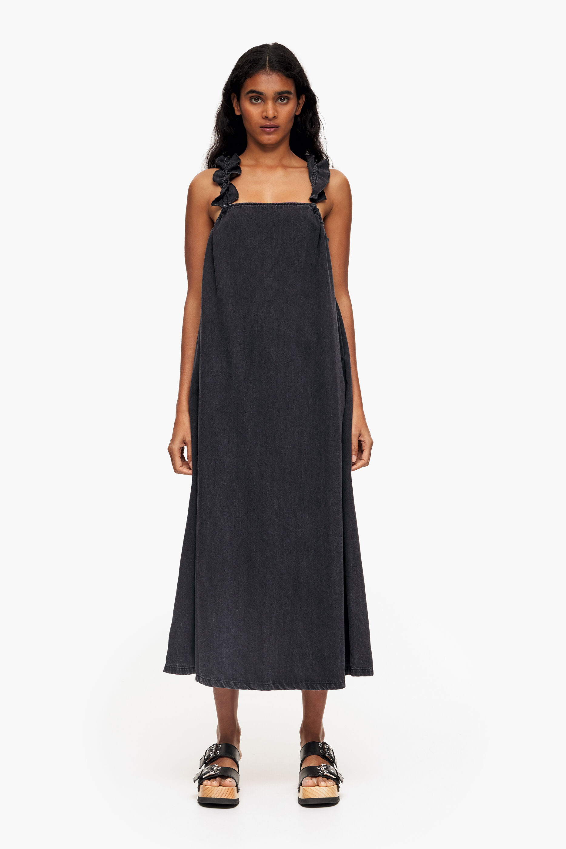Vestido jeans preto boca de sino