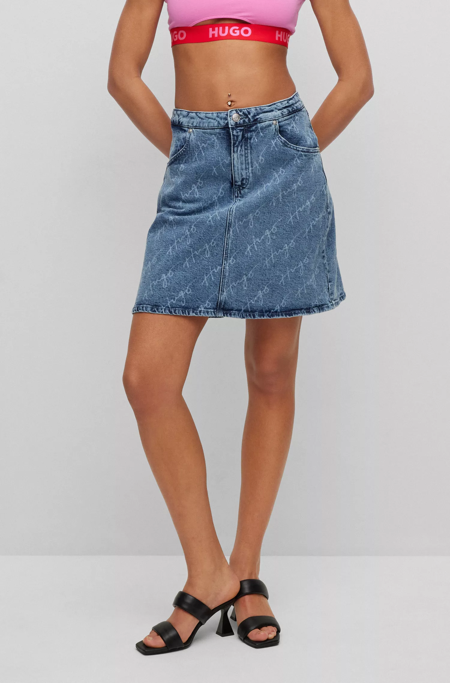 Saia mini HUGO vermelha, justa, em denim com logotipos manuscritos.