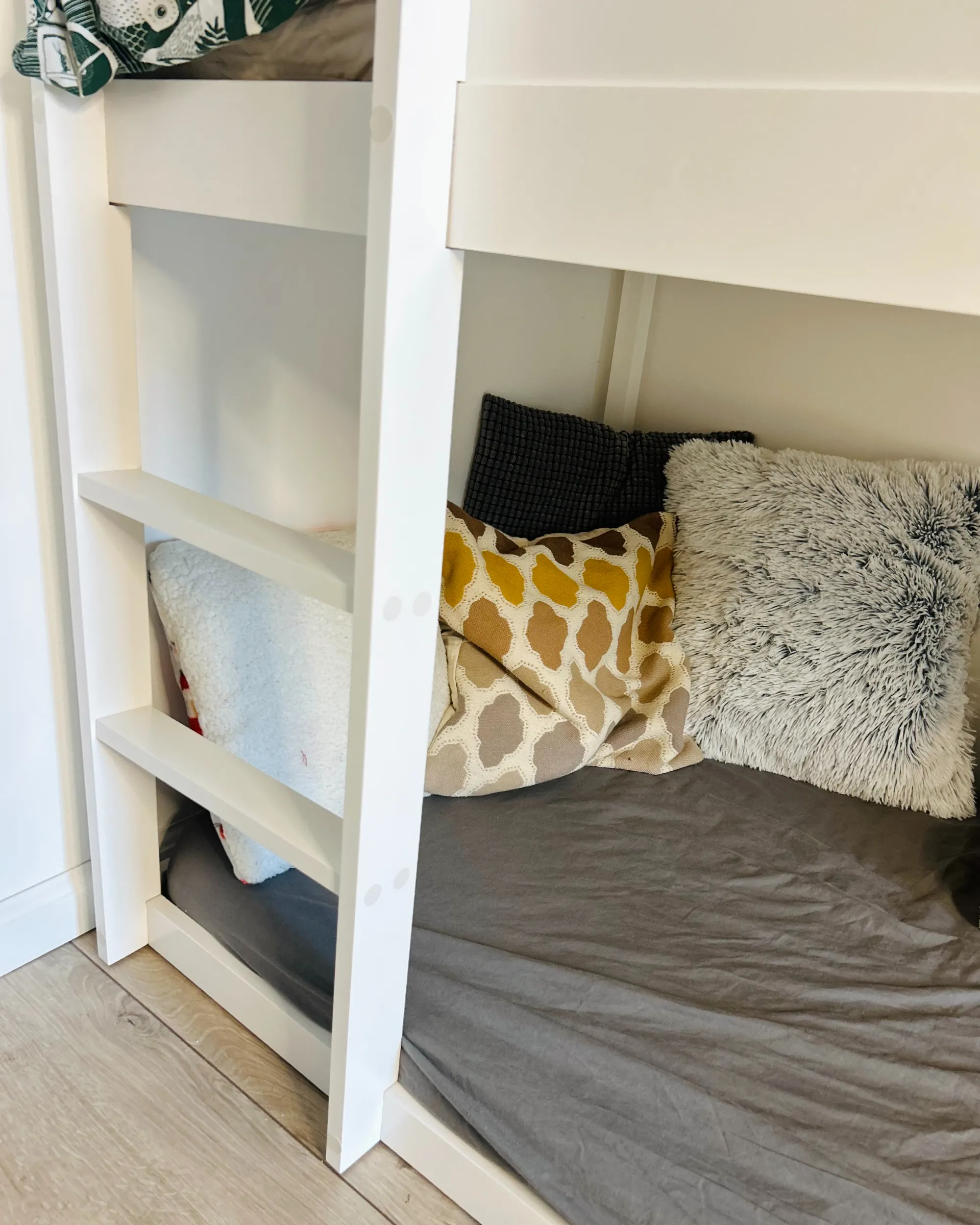 Verhoogd bed Huis Dennenhout DIENNE 90 x 200 cm Wit