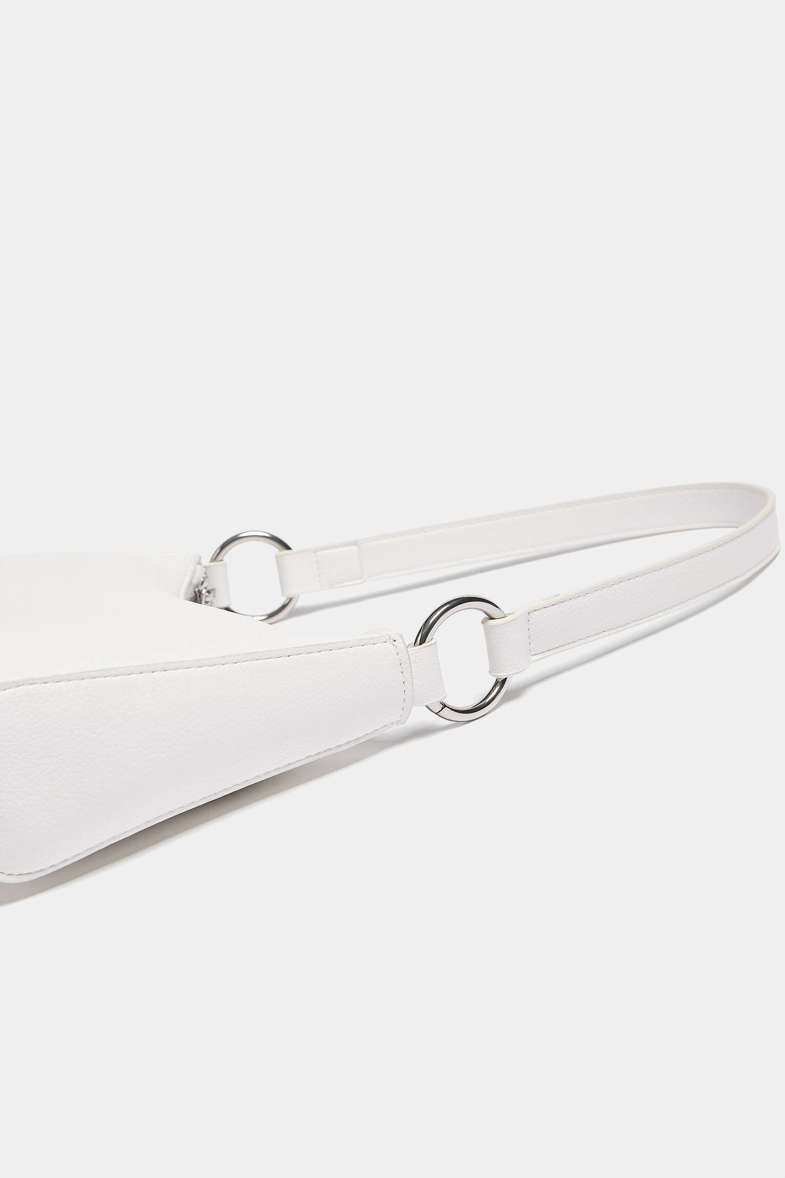 Bolsa de ombro com argolas - branca