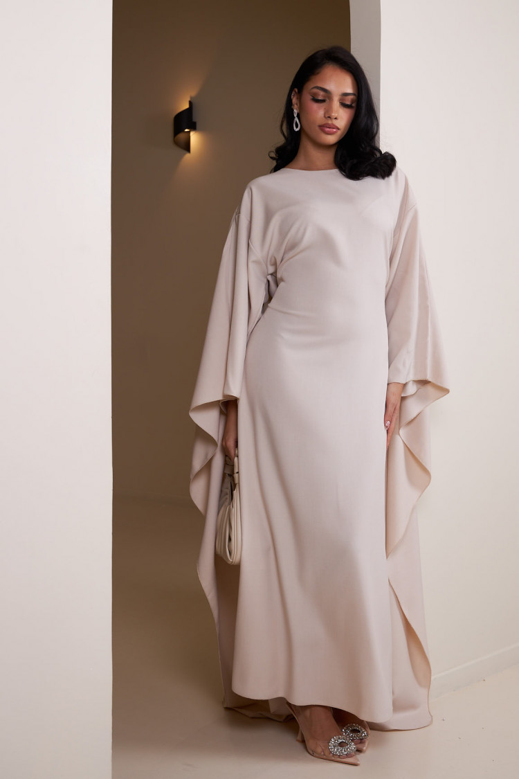 Robe beige ample à manches chauves-souris ceinturée