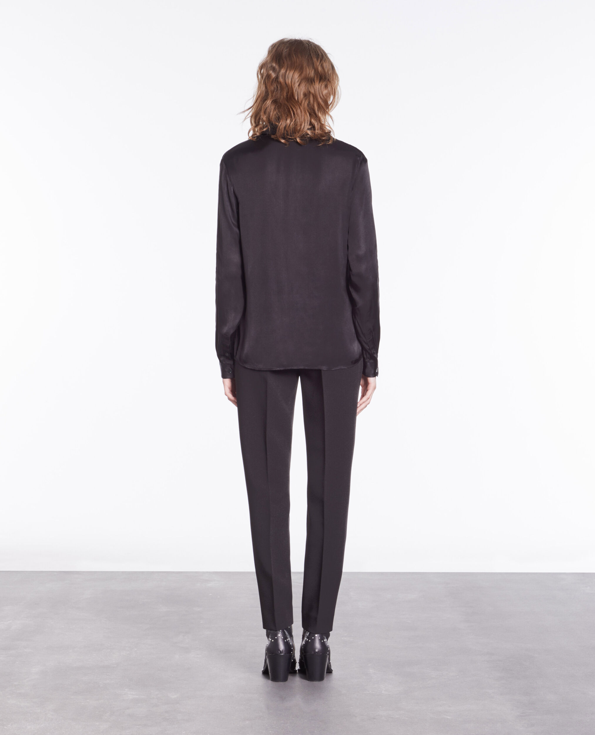 Chemise noire avec détail en dentelle