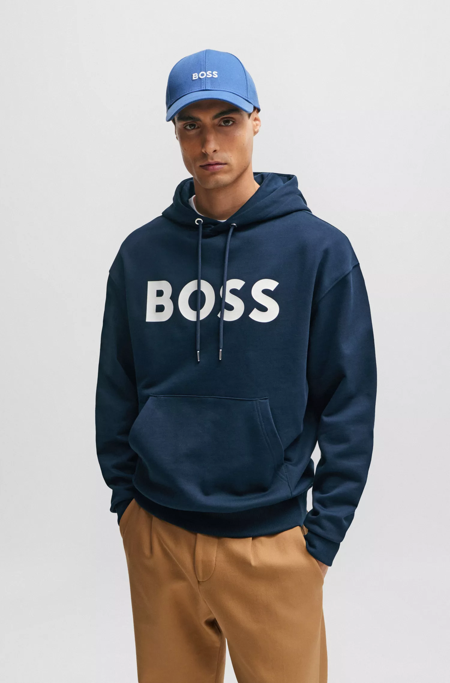 Boné BOSS de seis painéis em sarja de algodão preta com logotipo bordado.